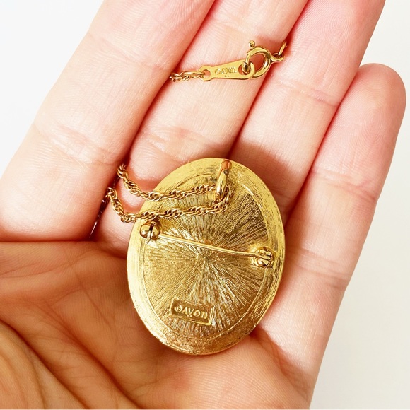 Vintage Avon black white and gold cameo pendant / brooch necklace 16” - Picture 4 of 6